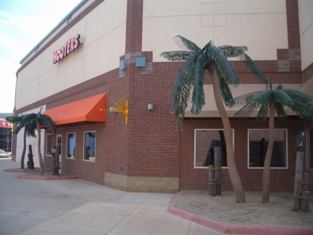 hooters novi side entrance w-palms